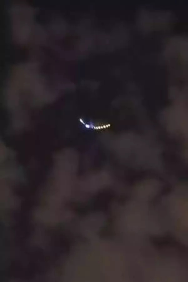 イラン首都でUFOが飛行？　SNS話題、米の攻撃に不安