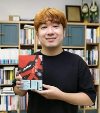 ノーベル賞詩人「赤の自伝」増刷　カーソンさん邦訳、福岡の出版社