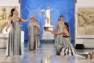 ミラノ五輪、聖火の採火式開催　悪天候影響で屋内実施