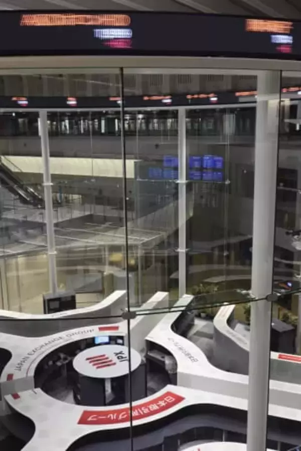 東証続伸、86円高　鉄鋼株や海運株が買われる