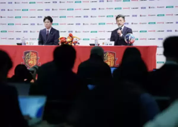 海外でも「永遠のキングカズ」　記者会見を伝える