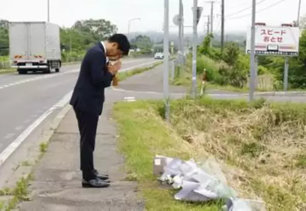 5人死亡事故3年で献花　北海道・八雲、バス衝突