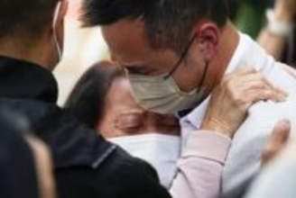 「生きていて」祈る住民、香港　煙と炎の高層住宅群