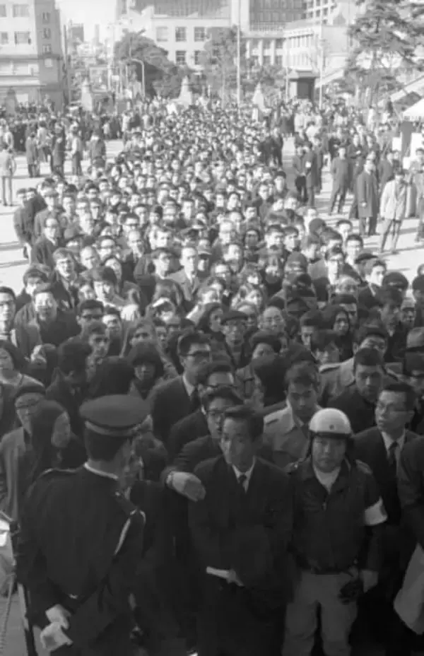 ＜あのころ＞三島由紀夫氏葬儀に長い列　55年前の1月24日