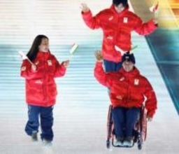 パラ熱戦幕開け、車いすで行進　2都市に聖火、歓声上がる