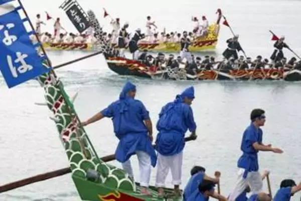 大雨の中、那覇ハーリー競う　息合わせ水しぶき、豊漁を祈願