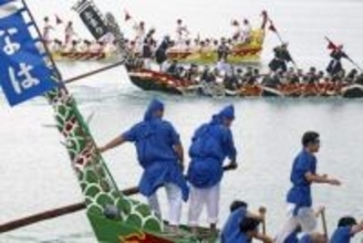 大雨の中、那覇ハーリー競う　息合わせ水しぶき、豊漁を祈願