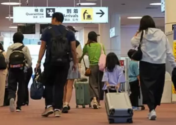 「安心して眠れる」と帰国の邦人　中東から政府チャーター機で