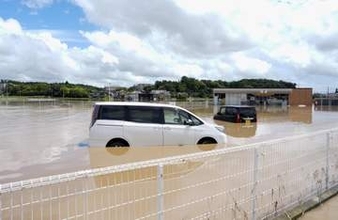 水深ドア下端で閉じ込めの危険　早めに車外へ、移動困難