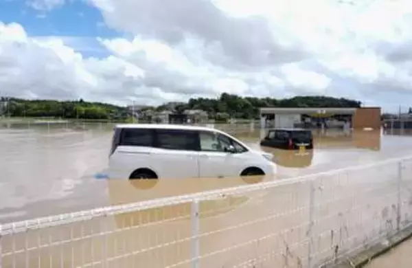 水深ドア下端で閉じ込めの危険　早めに車外へ、移動困難