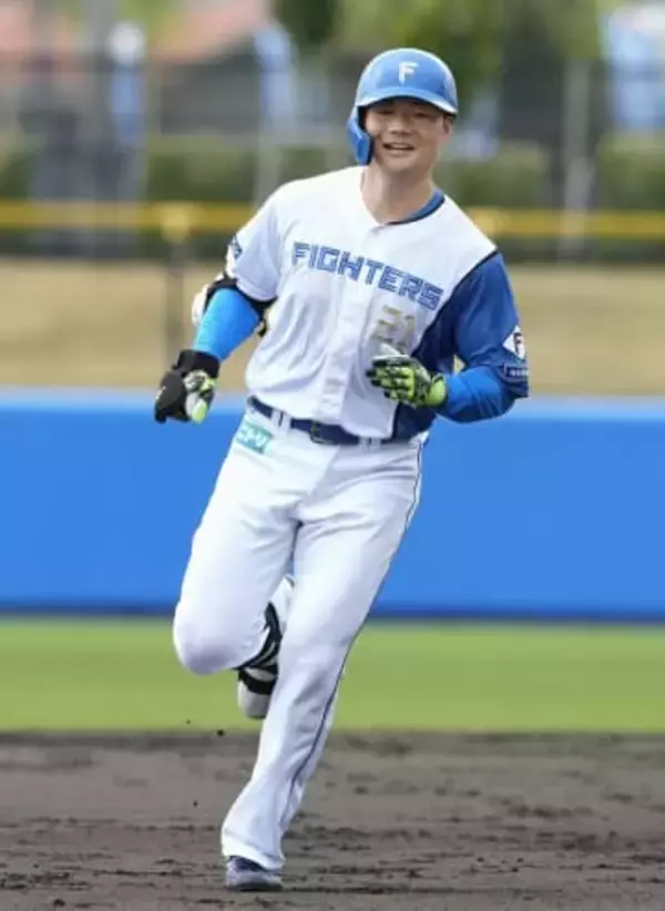 日ハム清宮幸、実戦初打席アーチ　軸足への助言で感覚洗練