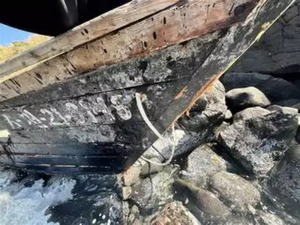 鳥取に無人木造船が漂着　北朝鮮からか