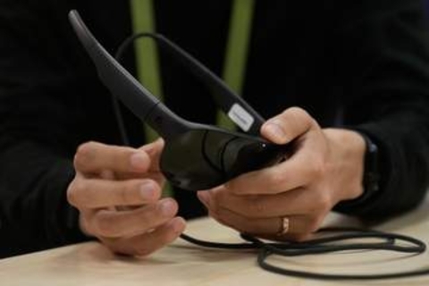 米メタ、軽量VRメガネ発表　AIと統合、来春発売へ