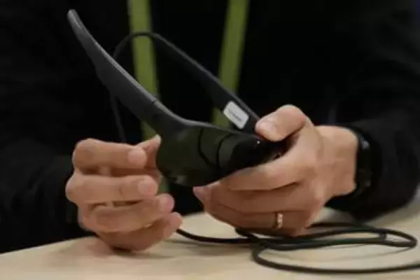 米メタ、軽量VRメガネ発表　AIと統合、来春発売へ