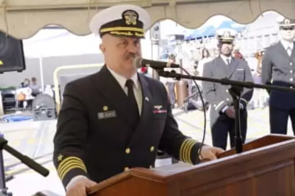 米原子力空母が横須賀帰港　長期の任務終える