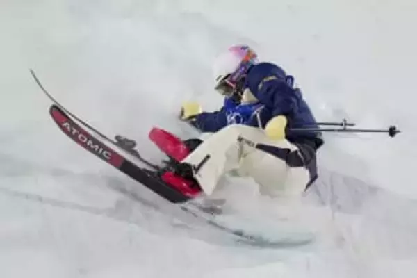 古賀結那、転倒で3回目を棄権　フリースタイルスキー