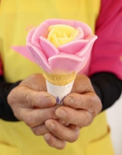 秋田の夏はババヘラ、ユニーク風物詩アイス　70代でも新人、中高年女性が売り子