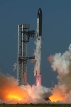 米スペースX宇宙船、再打ち上げ　改良版、衛星20基放出