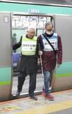 「視覚障害者が駅ホームで訓練　白杖使い、安全乗車へ」の画像1
