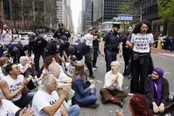 米民主党幹部の事務所前でデモ　イスラエルへ武器売却反対訴え