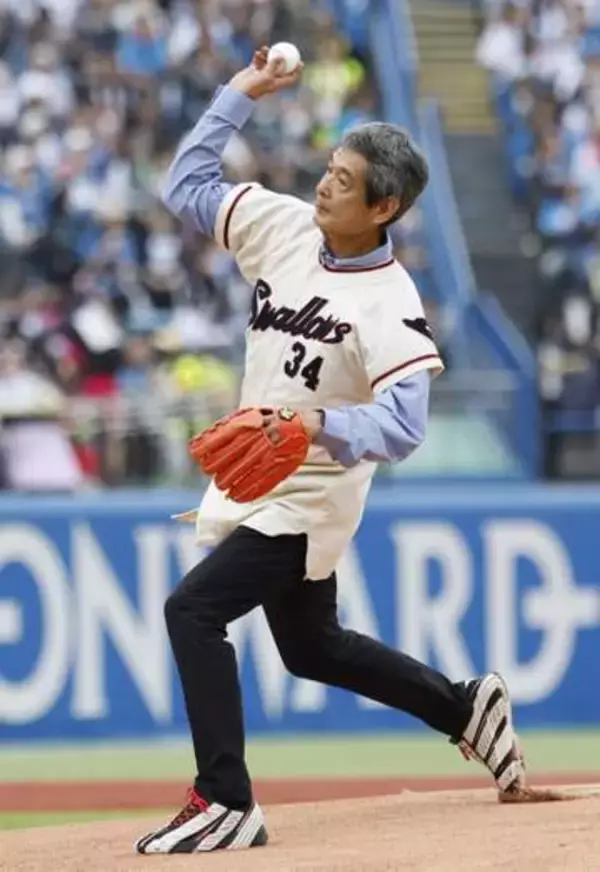 金田正一さんの息子が始球式　ヤクルト戦、俳優の賢一さん