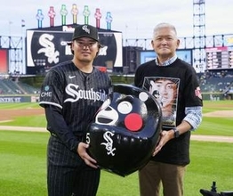 村上に「くまモンだるま」を贈呈　大リーグ、ホワイトソックス