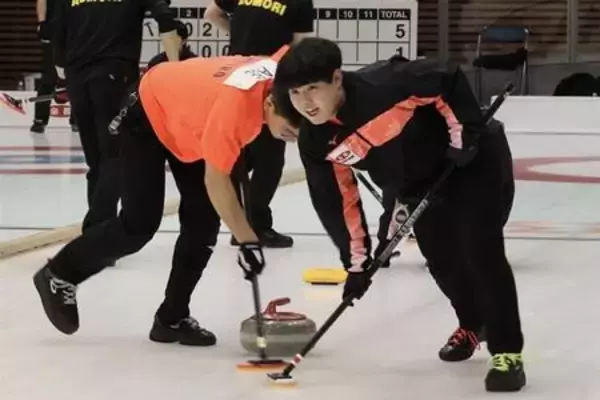 「高校生カーリング日本一は、長野選抜（男子）と北海道選抜（女子）」の画像