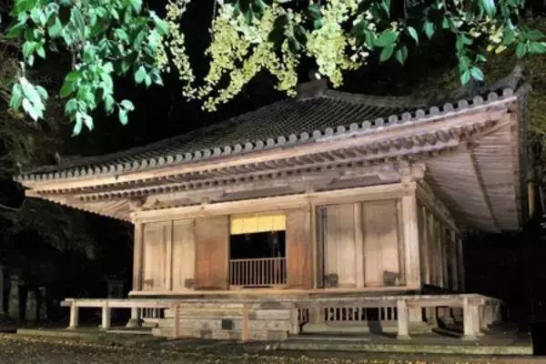 「新緑に囲まれた「国宝富貴寺大堂」でライトアップイベント（大分県豊後高田市）」の画像