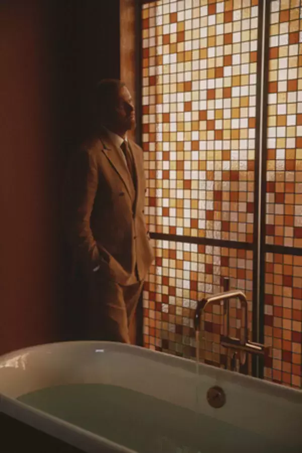 「KohlerとFlamingo Estate、ミラノデザインウィークで儀式と自然、工芸に根ざした彫刻的なバスハウスを公開」の画像