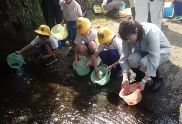 「NOKグループ北茨城地区3社、大北川のアユ稚魚放流体験活動に参画」の画像