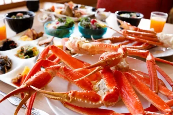 「亀の井ホテル 福井 朝から本ズワイガニ食べ放題という贅沢体験」の画像