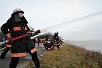 新春恒例 ！菰野町消防出初式を開催 　入場パレードや一斉放水の他、はしご車搭乗体験や訓練展示も