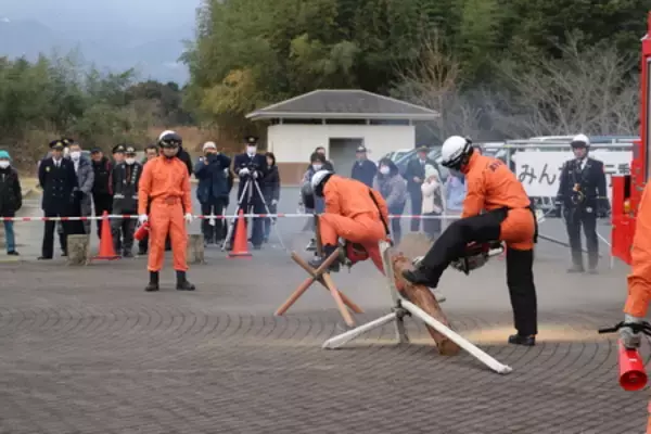 「新春恒例 ！菰野町消防出初式を開催 　入場パレードや一斉放水の他、はしご車搭乗体験や訓練展示も」の画像