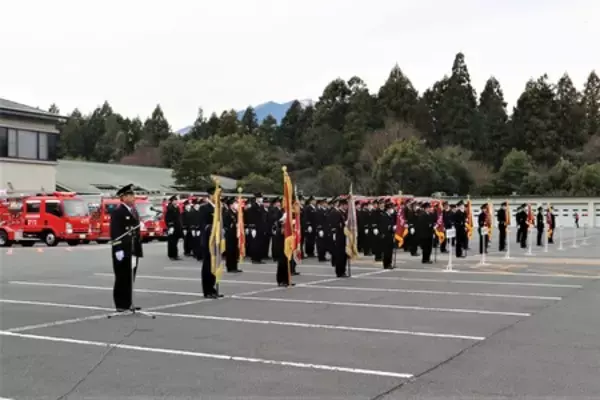 「新春恒例 ！菰野町消防出初式を開催 　入場パレードや一斉放水の他、はしご車搭乗体験や訓練展示も」の画像
