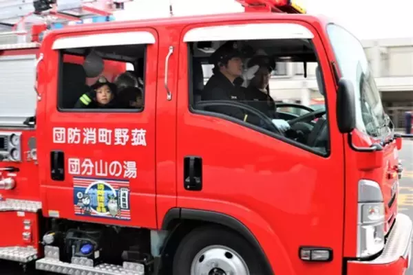 「新春恒例 ！菰野町消防出初式を開催 　入場パレードや一斉放水の他、はしご車搭乗体験や訓練展示も」の画像