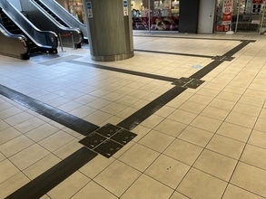 しゃべる点字ブロック「コード化点字ブロック」を東京・錦糸町の商業ビル「楽天地ビル」に敷設