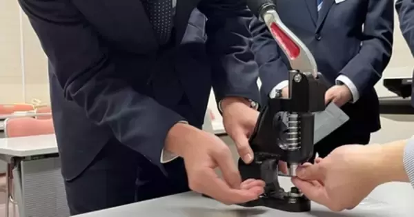 新入社員が“モノづくりの第一歩”を体験！モリトが「ホック打ち初め入社式」を開催