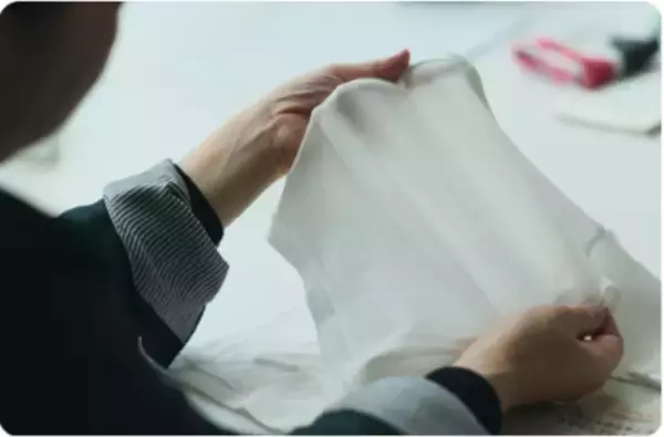 「見た目よりも、便利さよりも。生まれたばかりの赤ちゃんが最初にまとう肌着に大切なこと。」の画像
