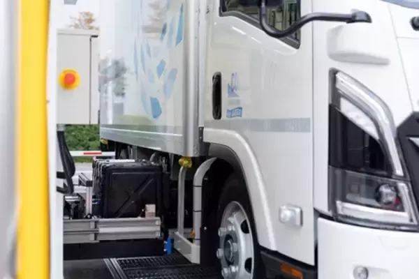 「名糖運輸グループが参画するバッテリー交換式「エルフＥＶ」を使用した配送実証の出発式に参加しました」の画像