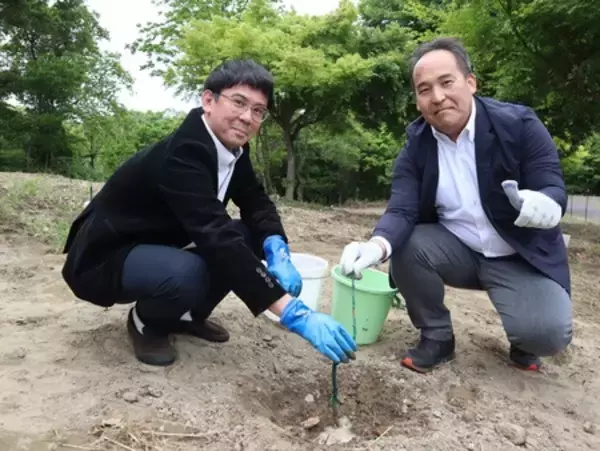 「明治、長野県上田市の「ヘーゼルナッツの森」植樹式に参加」の画像