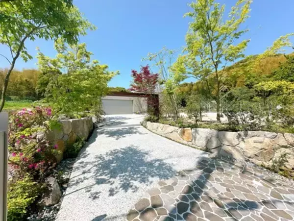 「「庭でキャンプと焚火を楽しむ」～日常の喧騒を忘れ、まるで森の中にたたずむ理想の住まい～」の画像