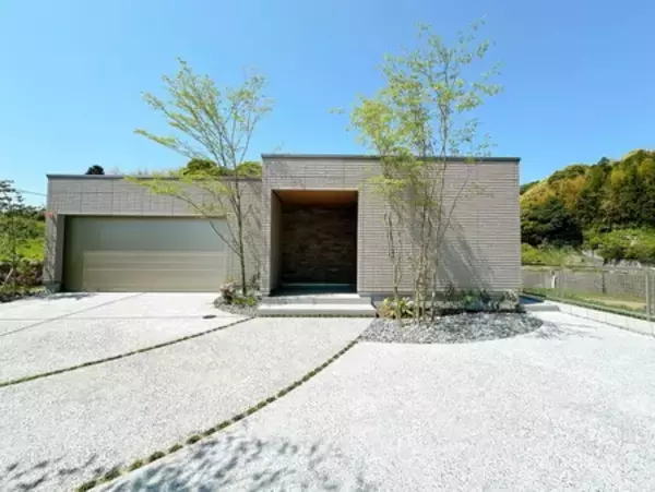 「「庭でキャンプと焚火を楽しむ」～日常の喧騒を忘れ、まるで森の中にたたずむ理想の住まい～」の画像