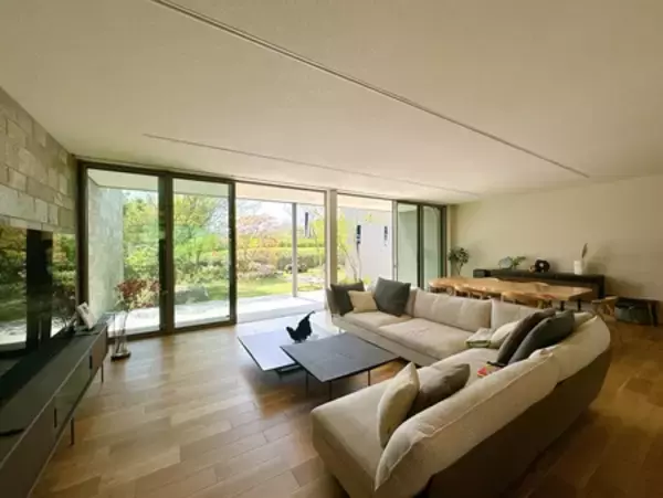 「「庭でキャンプと焚火を楽しむ」～日常の喧騒を忘れ、まるで森の中にたたずむ理想の住まい～」の画像