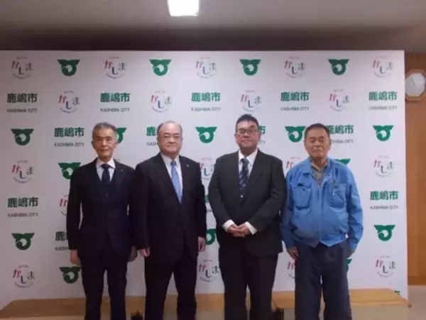 「鹿島市浄化センター太陽光発電の稼働状況報告のため田口伸一市長へ表見訪問」の画像