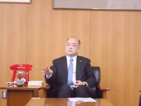 「鹿島市浄化センター太陽光発電の稼働状況報告のため田口伸一市長へ表見訪問」の画像