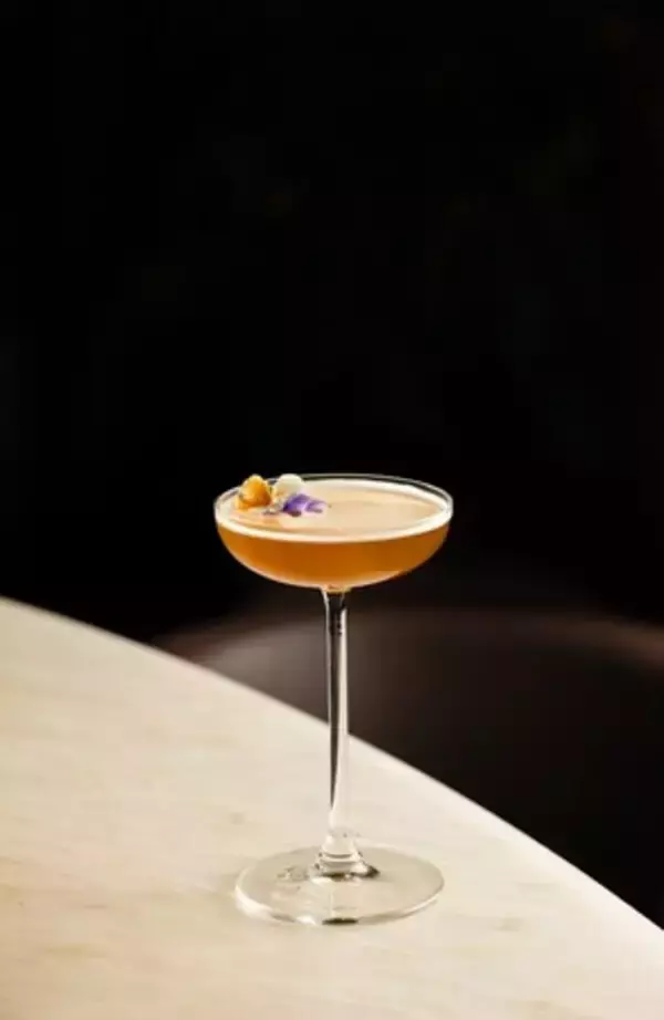 「シャンゼリゼ通りが、その象徴的なカクテルの復活を祝う：1925年にヘネシーコニャックで初めて創作された「シャンゼリゼ・カクテル」」の画像