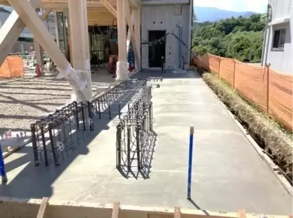 「再生材料を５０％以上配合したコンクリート補強用PP短繊維と散布工法を開発」の画像