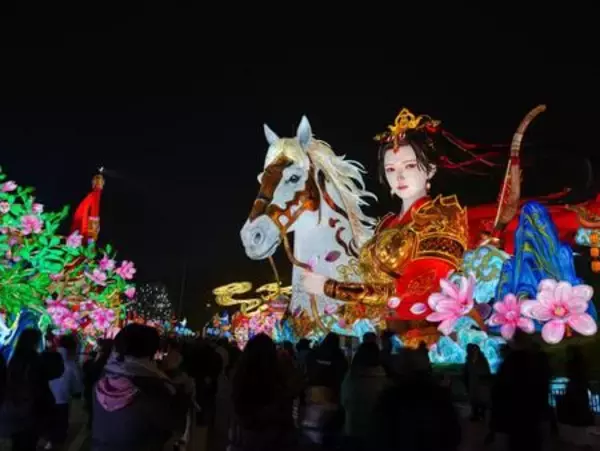 「自貢（中国）ランタンフェスティバルが中国のカラフルなランタンによる視覚の祝宴を披露」の画像