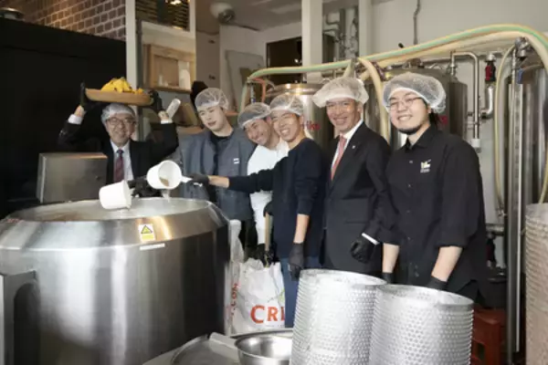 「神田外語大生が制作した日英版震災復興新聞を復興庁へ贈呈」の画像