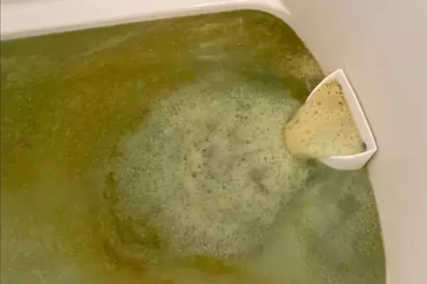 「長年たまったお風呂配管のヘドロ汚れを一気に流す！　業務用発想の洗浄剤「風呂釜パイプバスターZ」新発売」の画像